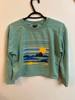 Patagonia Green Long Sleeve Tee with Mountain Sunset Graphic xsmall